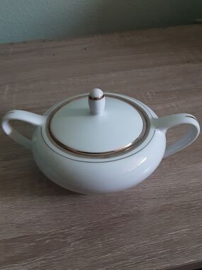 White Porcelain Sugar Bowl with Gold Trim - Elegant Coffee & Tea Accessory
